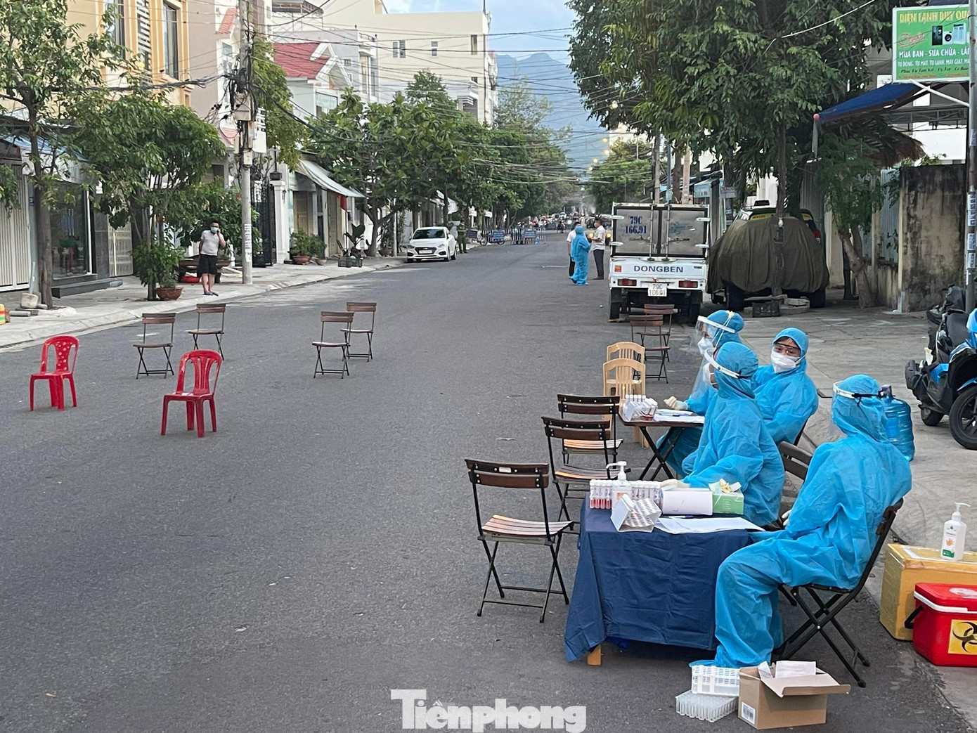 Lực lượng y tế tỉnh Khánh Hoà tổ chức khử khuẩn và xét nghiệm tại đường Bửu Đoá, TP. Nha Trang. Ảnh LỮ HỒ.