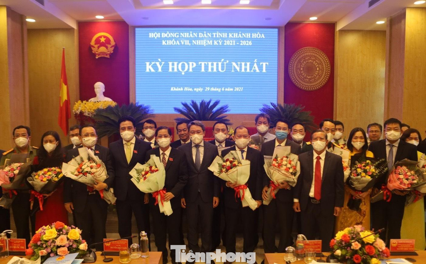 Lãnh đạo tỉnh Khánh Hoà chúc mừng tân Chủ tịch, Phó chủ tịch và các thành viên UBND tỉnh nhiệm kỳ 2021 - 2026. Ảnh CÔNG HOAN Lãnh đạo tỉnh Khánh Hoà chúc mừng tân Chủ tịch, Phó chủ tịch và các thành viên UBND tỉnh nhiệm kỳ 2021 - 2026. Ảnh CÔNG HOAN