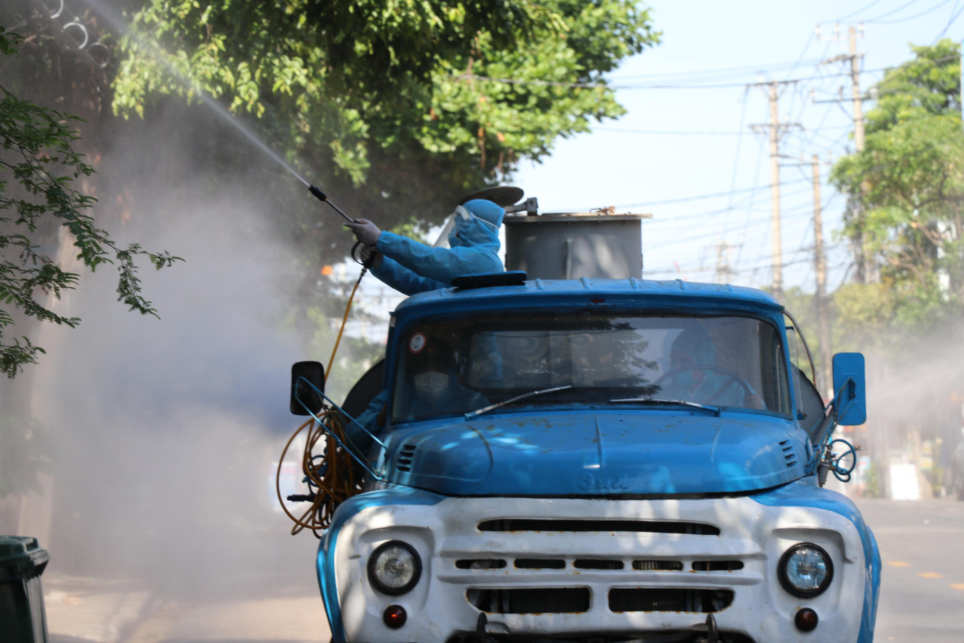 Lực lượng bộ đội phun thuốc khử khuẩn TP. Tuy Hoà. Ảnh L.H