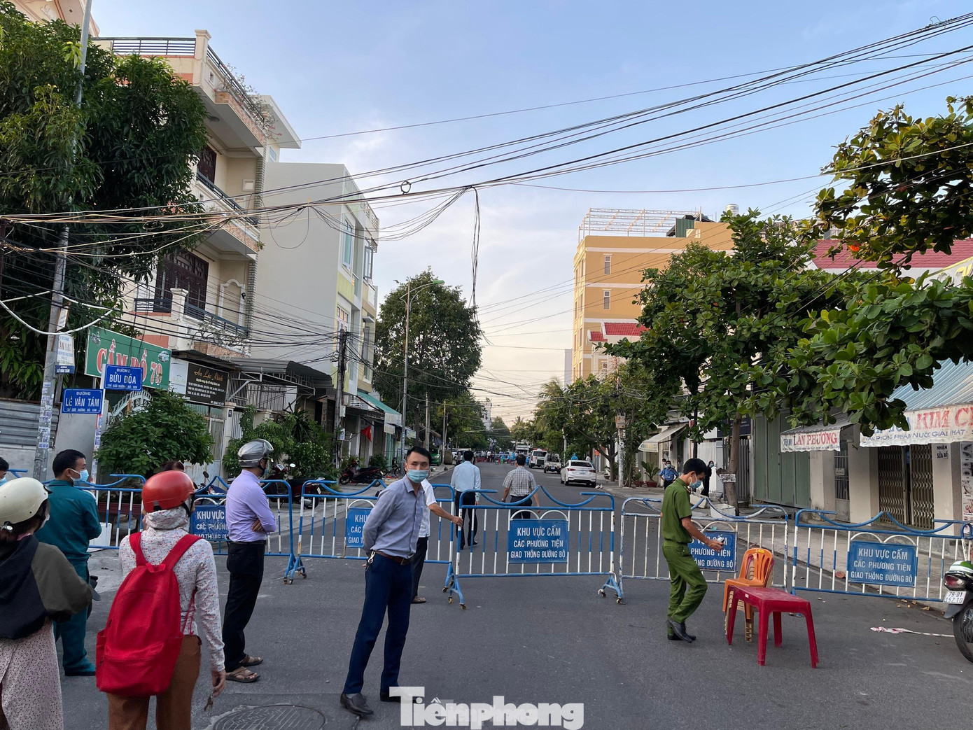 Lực lượng chức năng tỉnh Khánh Hoà phong toả đường Bửu Đoá, TP. Nha Trang. Ảnh L.H