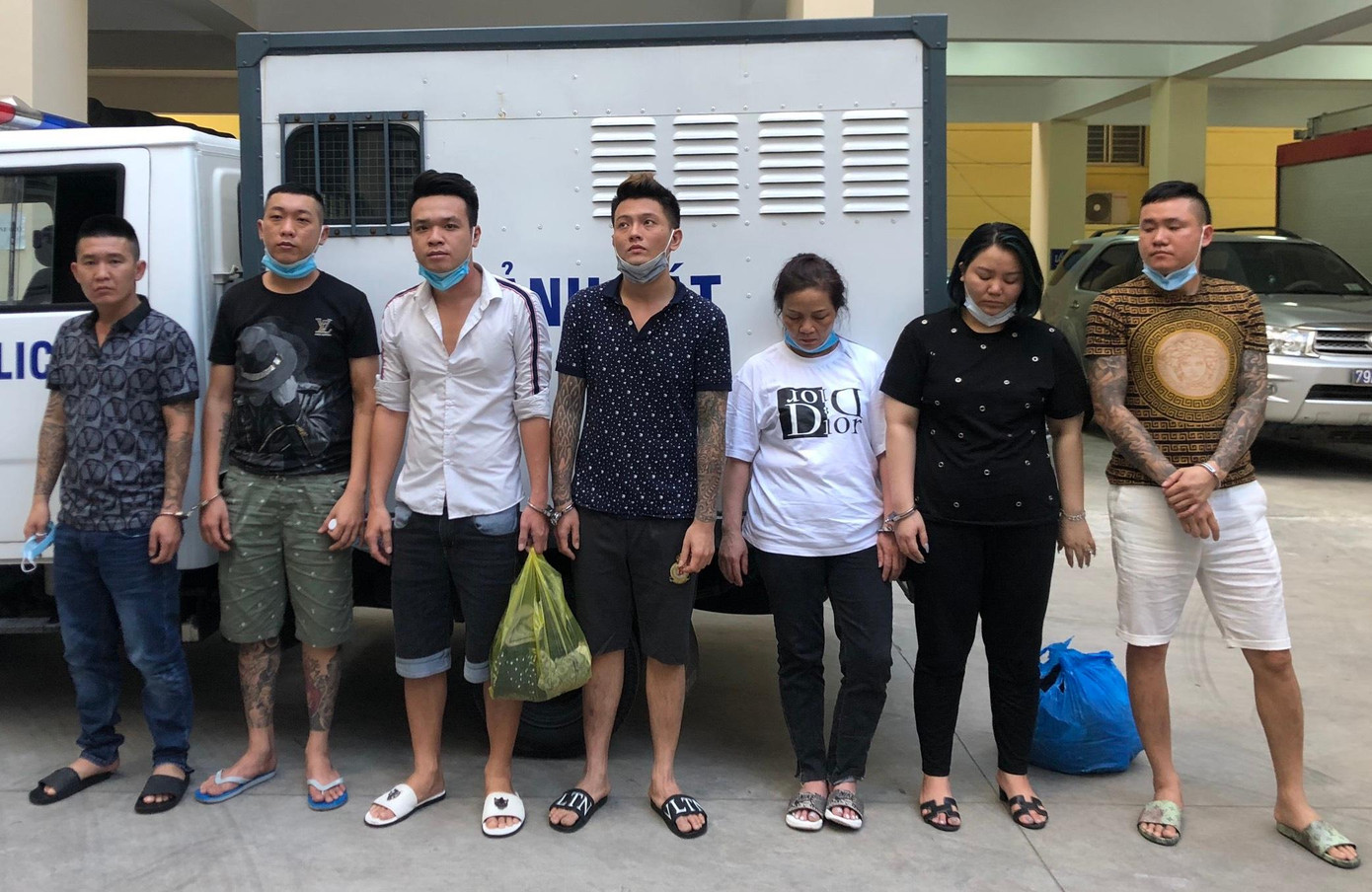 Đối tượng Trần Quốc Cường (ngoài cùng, bên trái ảnh) cùng đàn em khi bị bắt. Ảnh CTV