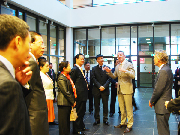 Thủ tướng và phu nhân cùng đoàn đại biểu VN thăm bảo tàng