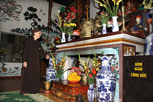 Sư cụ Thích Đàm Toàn chỉ vị trí căn hầm tại dưới ban thờ Mẫu trong chùa Cầu Đông. Sư cụ Thích Đàm Toàn chỉ vị trí căn hầm tại dưới ban thờ Mẫu trong chùa Cầu Đông