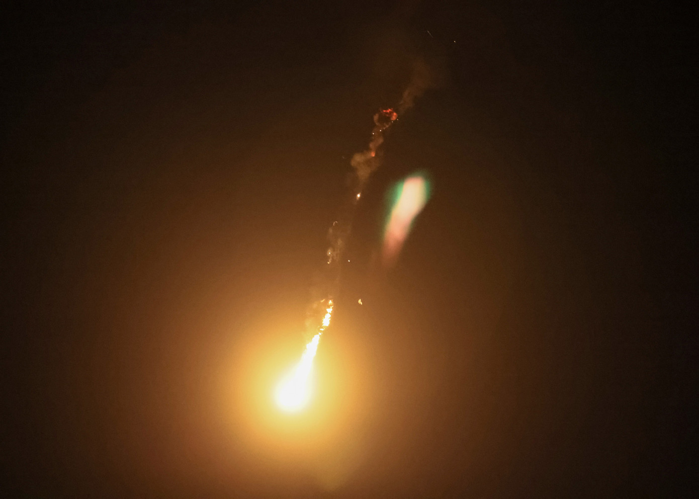 Một vũ khí được cho là máy bay không người lái phát nổ trên bầu trời Kiev ngày 13/7. Ảnh: Reuters