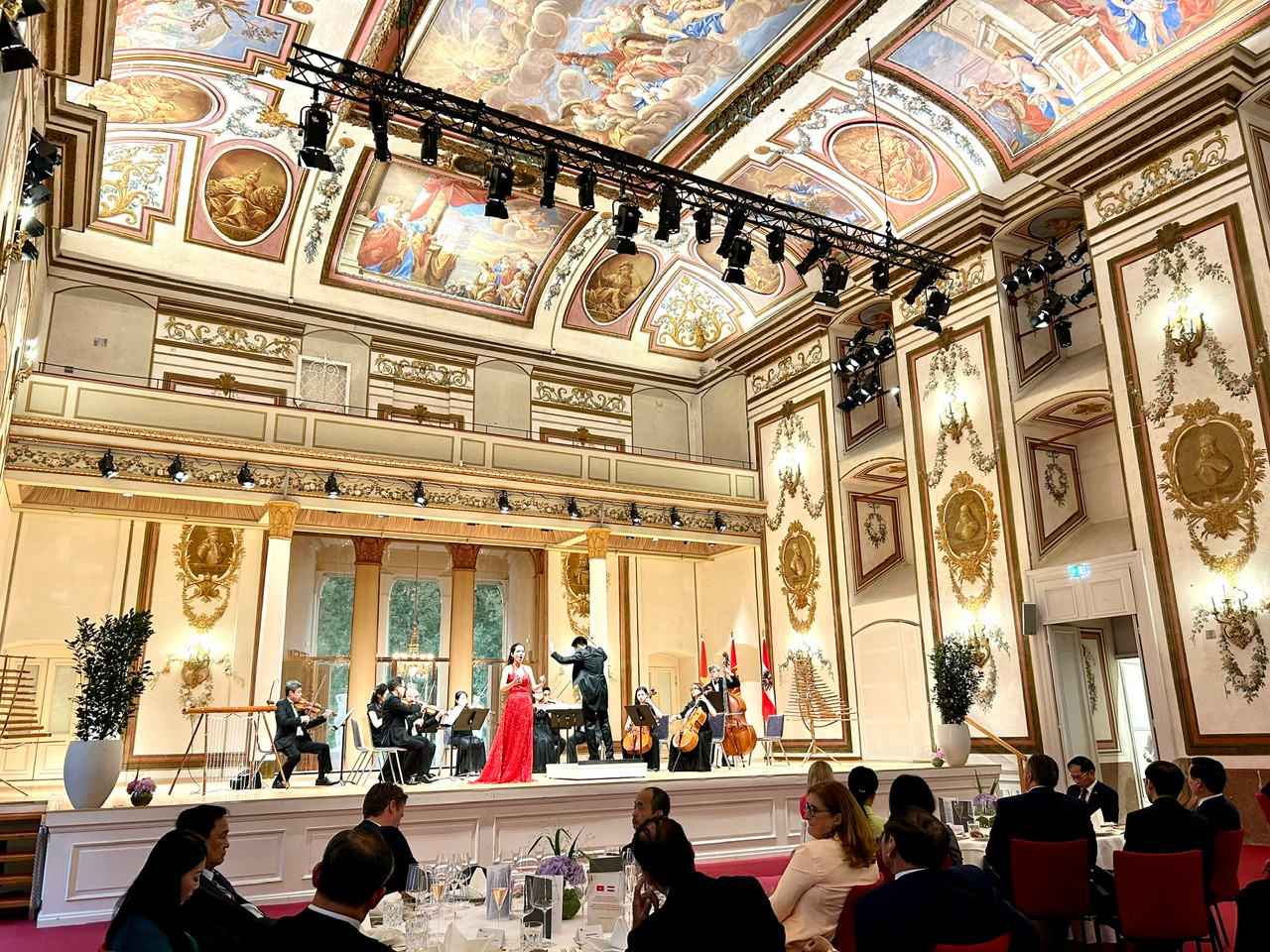 Ca sĩ Khánh Ngọc trình bày các tác phẩm cổ điển Áo.