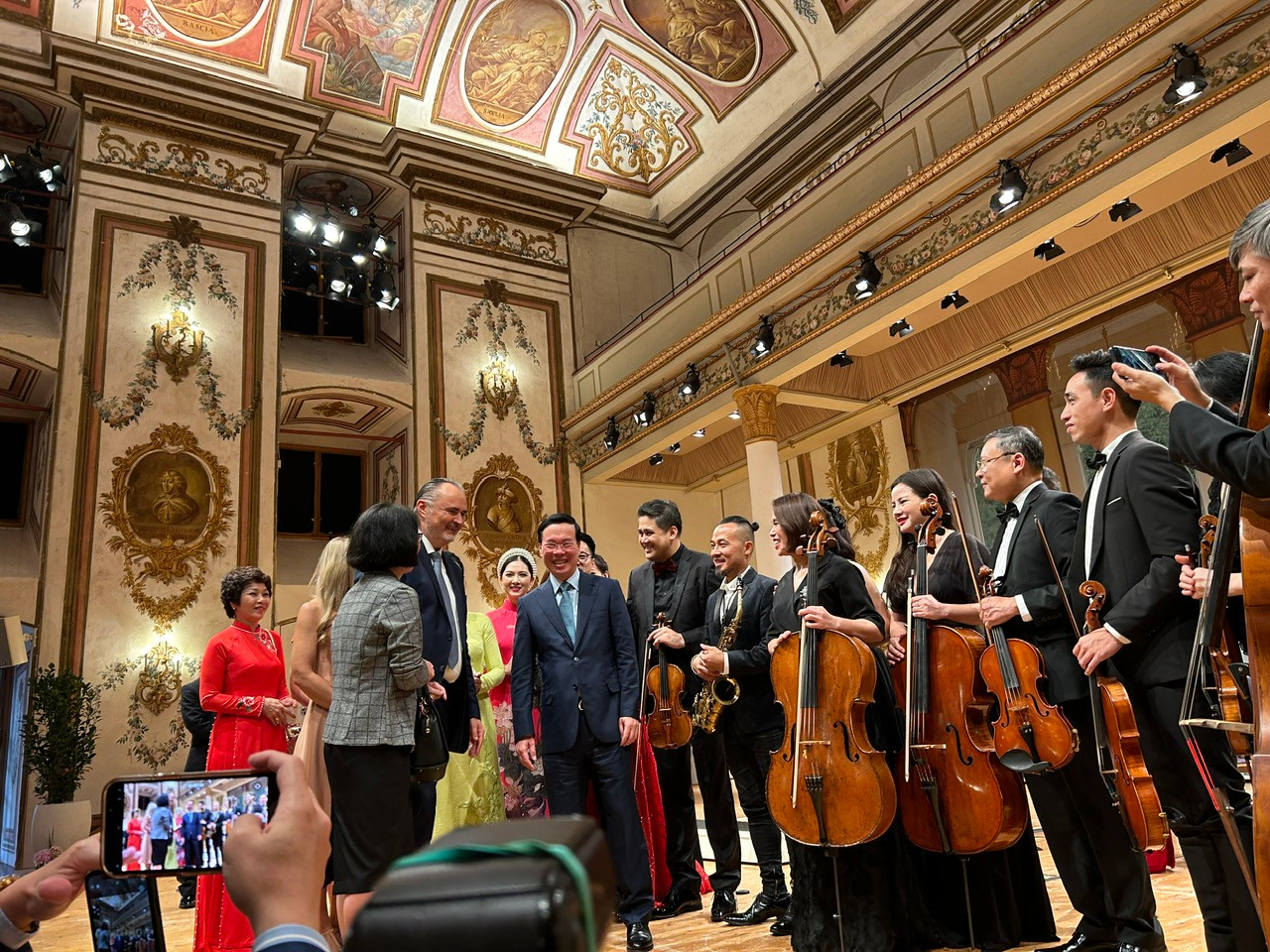 Chủ tịch nước Võ Văn Thưởng cùng Thủ hiến bang Bergenland Peter Doskozil khen ngợi và cảm ơn các nghệ sĩ Việt Nam.