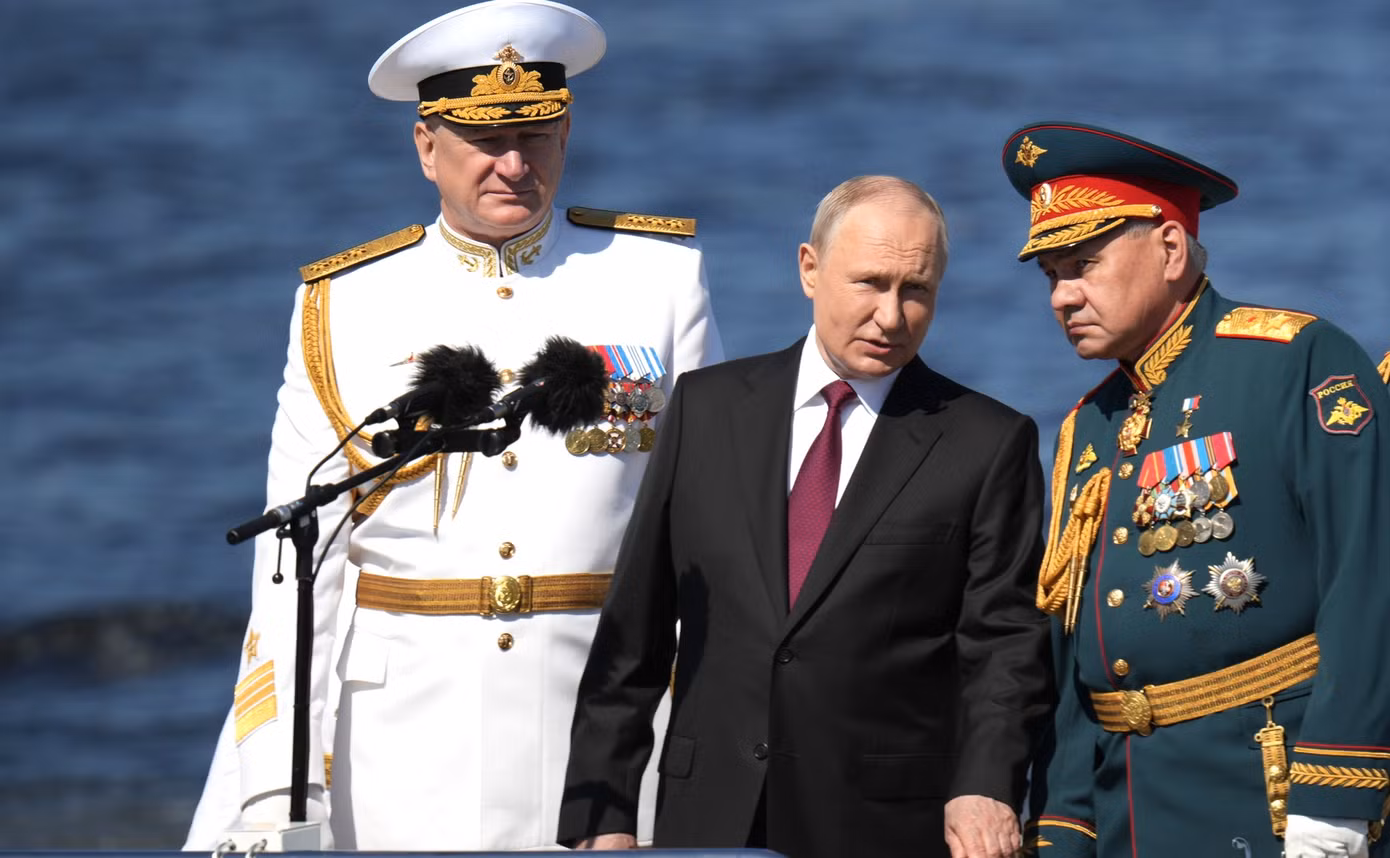 Ông Putin cùng Bộ trưởng Quốc phòng Nga Sergei Shoigu và Tổng tư lệnh Hải quân - Đô đốc Nikolai Yevmenov. Ảnh: Tass