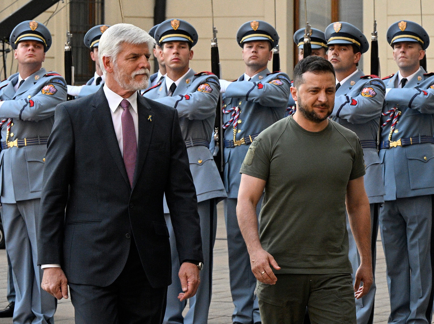 Tổng thống Cộng hòa Séc Petr Pavel đón ông Zelensky ở Praha hôm 6/7. Ảnh: AP Tổng thống Cộng hòa Séc Petr Pavel đón ông Zelensky ở Praha hôm 6/7. Ảnh: AP