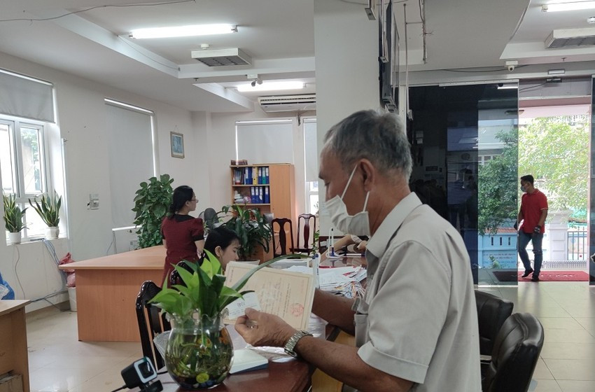 Người dân đến cơ quan BHXH TP.HCM thực hiện các thủ tục liên quan đến BHXH. Ảnh: NGUYỄN HIỀN