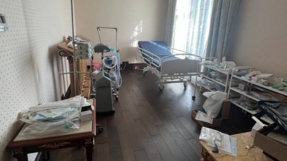 Một phòng y tế đầy đủ thiết bị. Một phòng y tế đầy đủ thiết bị.