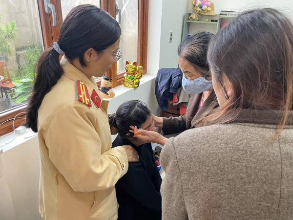 Gia đình Thượng úy Lê Quang Thành đau đớn trước sự hi sinh đột ngột của anh. Gia đình Thượng úy Lê Quang Thành đau đớn trước sự hi sinh đột ngột của anh.