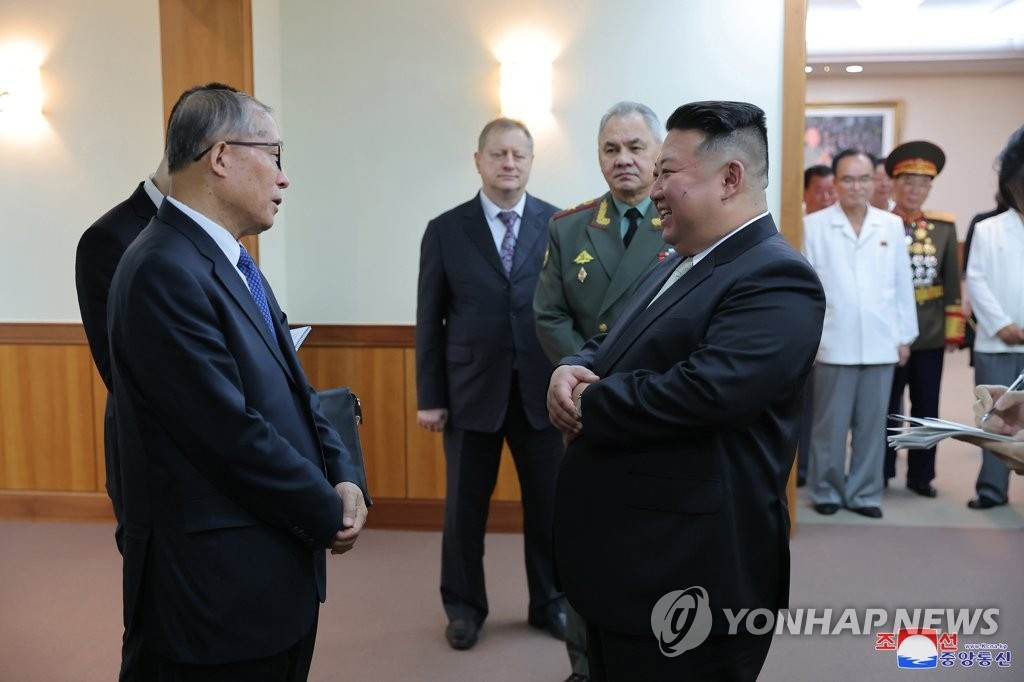 Chủ tịch Triều Tiên Kim Jong-un gặp ông Lý Hồng Trung trước buổi biểu diễn nghệ thuật ở Bình Nhưỡng. Ảnh: Yonhap Chủ tịch Triều Tiên Kim Jong-un gặp ông Lý Hồng Trung trước buổi biểu diễn nghệ thuật ở Bình Nhưỡng. Ảnh: Yonhap