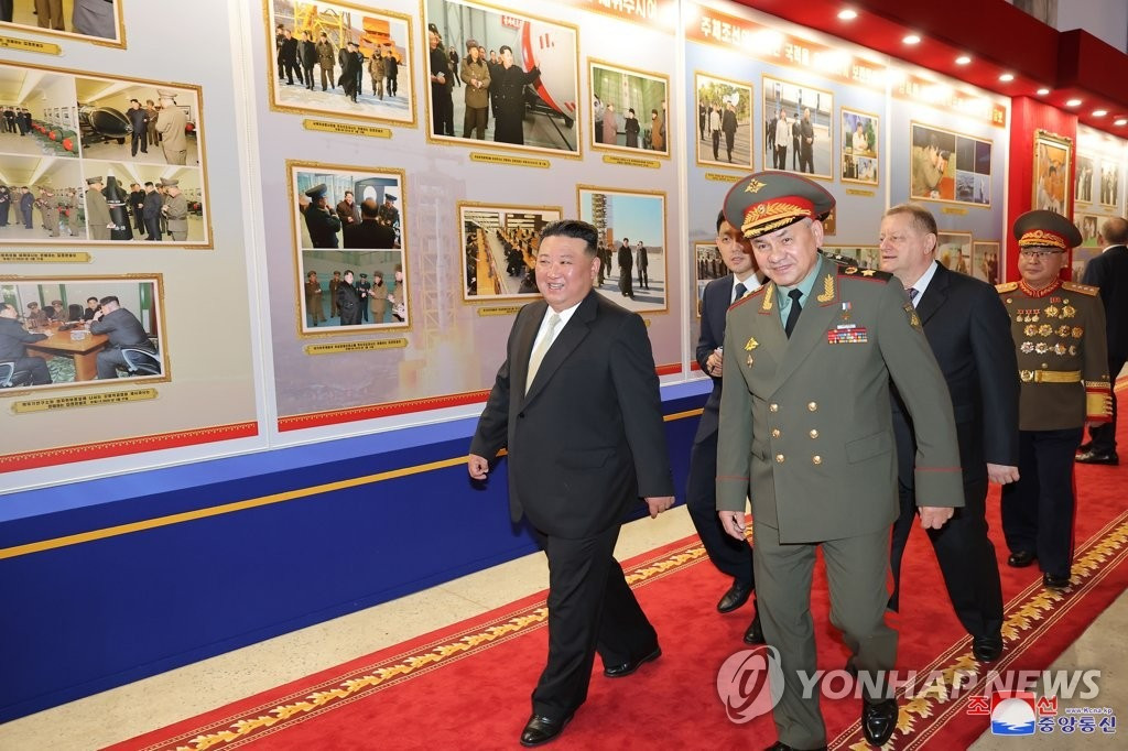 Ông Kim và ông Shoigu xem triển lãm quốc phòng. Ảnh: Yonhap Ông Kim và ông Shoigu xem triển lãm quốc phòng. Ảnh: Yonhap