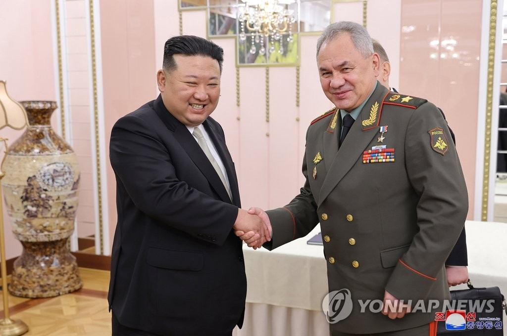 Chủ tịch Kim Jong-un tươi cười bắt tay Bộ trưởng Quốc phòng Nga Sergei Shoigu. Ảnh: Yonhap Chủ tịch Kim Jong-un tươi cười bắt tay Bộ trưởng Quốc phòng Nga Sergei Shoigu. Ảnh: Yonhap