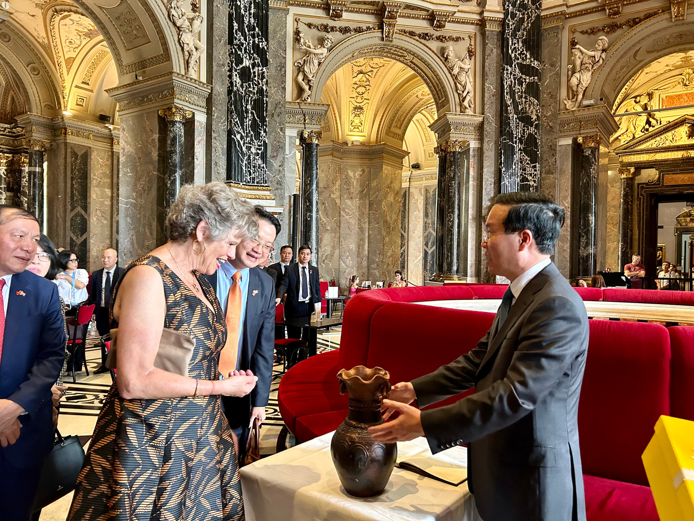 Chủ tịch nước Võ Văn Thưởng tặng Bảo tàng Lịch sử Nghệ thuật tại Vienna chiếc bình gốm Chăm của Việt Nam. Ảnh Lê Xuân Sơn