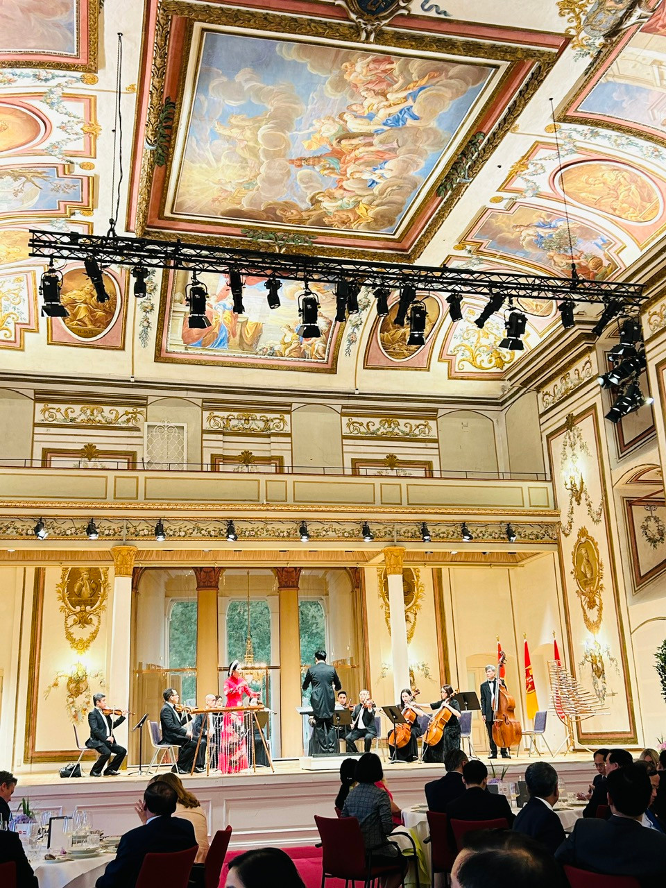 Đàn bầu trong khung cảnh đặc biệt.