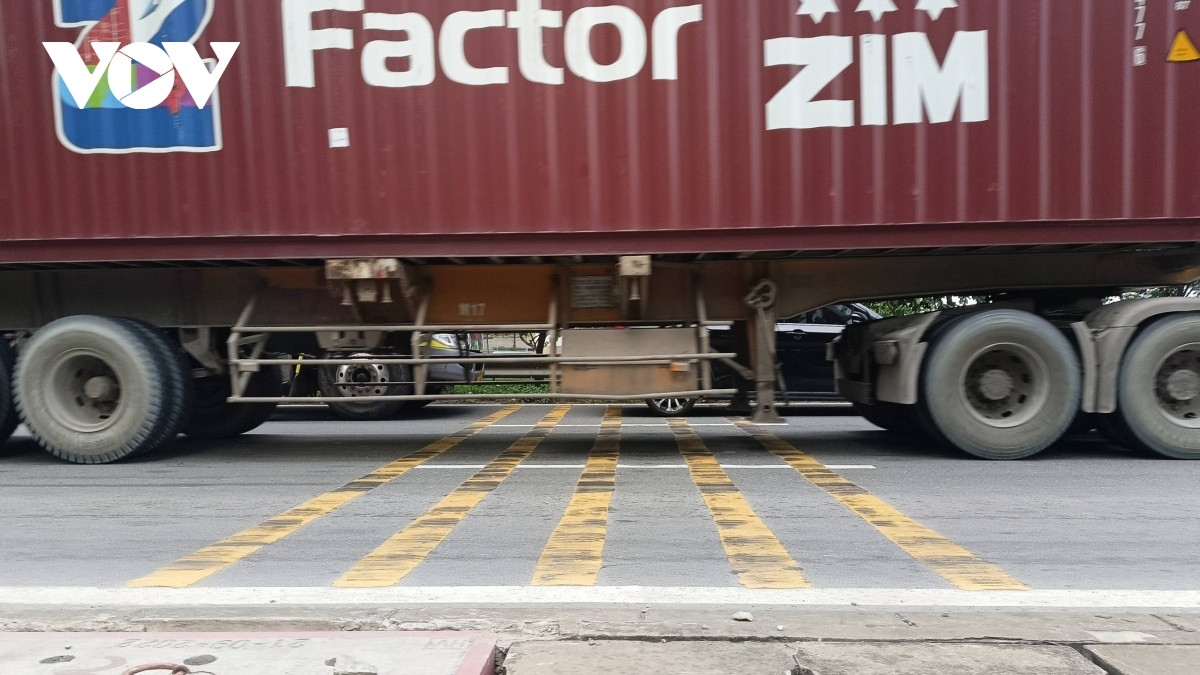 Do không phải là điểm giao cắt, không phải là khu dân cư nên xe lưu thông qua gờ giảm tốc vẫn chạy với tốc độ cao (Ảnh: V.Đ)