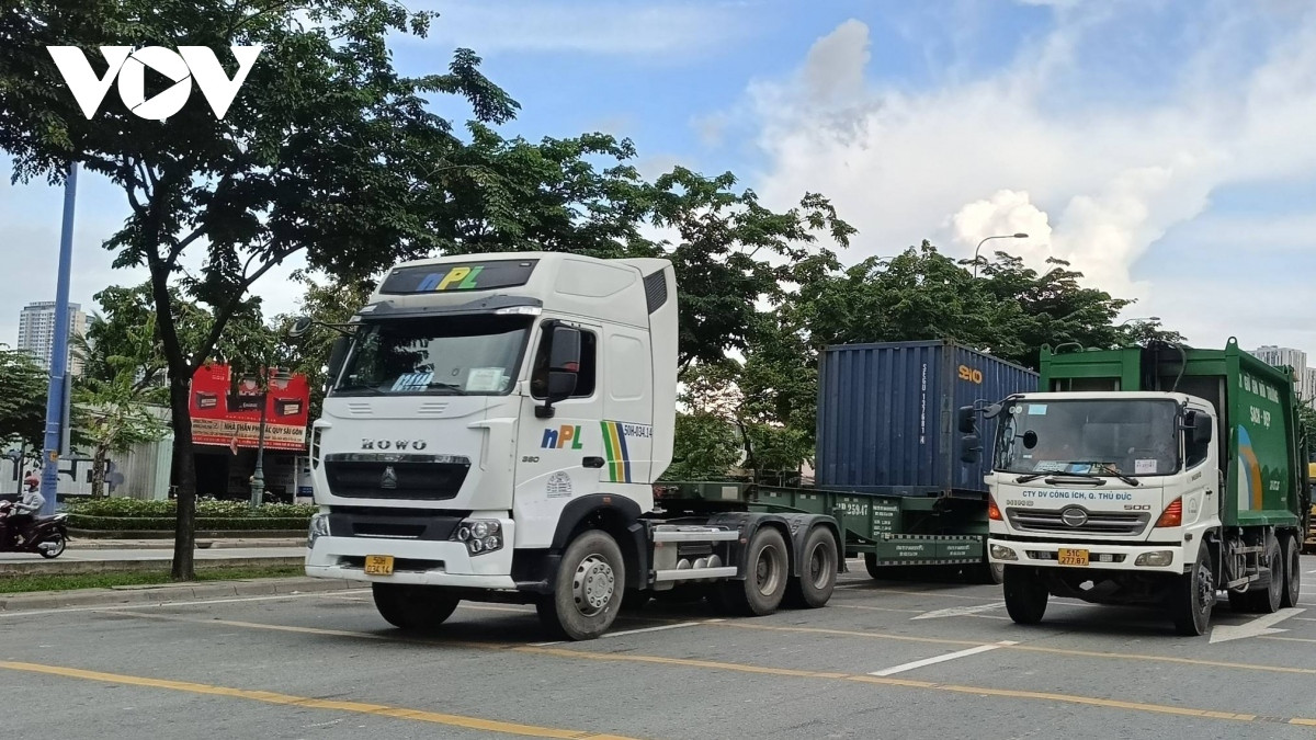 Đại lộ Mai Chí Thọ, lưu lượng xe vận tải, xe container lưu thông rất lớn (Ảnh: V.Đ)