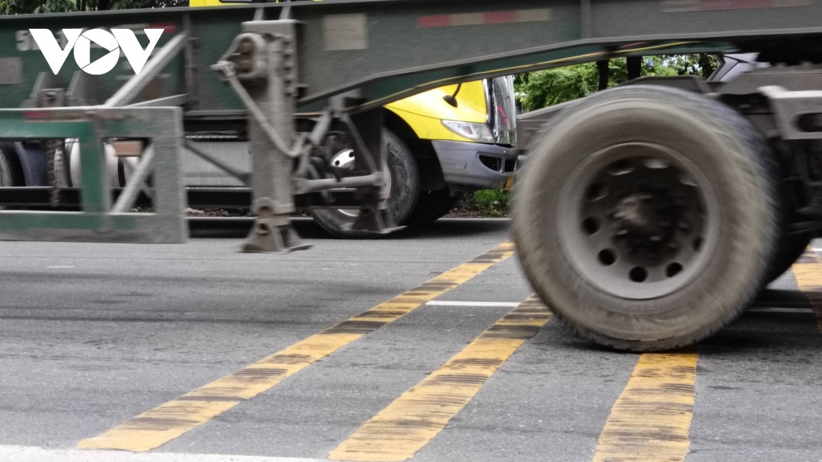 Việc xây gờ giảm tốc ở 4 làn xe phía trong của đại lộ chưa hợp lý, khiến người dân ở đây khổ sở vì tiếng ồn (Ảnh: V.Đ)