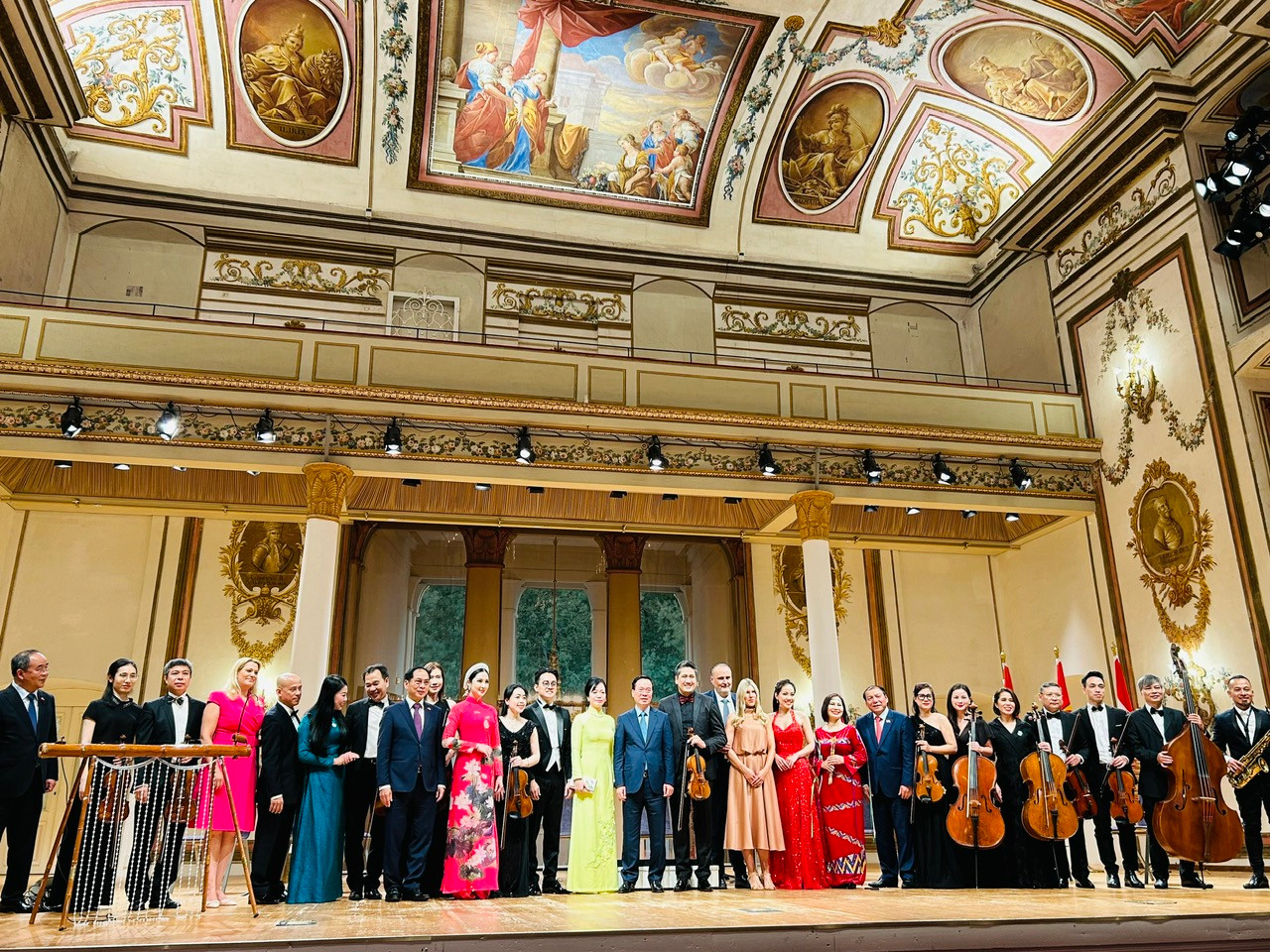 Lãnh đạo hai bên chụp ảnh lưu niệm cùng các nghệ sĩ.