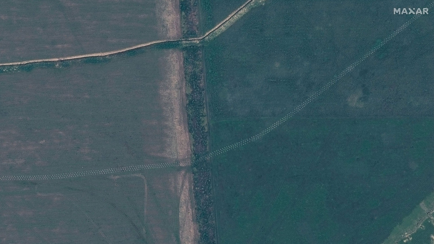 Hình ảnh vệ tinh Maxar cho thấy các chiến hào, răng rồng và công sự của Nga cách Tokmak 6km về phía Đông Bắc ở tỉnh Zaporozhye. Ảnh: Maxar