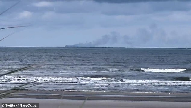 Đám cháy nhìn từ bờ biển. Ảnh: Daily Mail Đám cháy nhìn từ bờ biển. Ảnh: Daily Mail