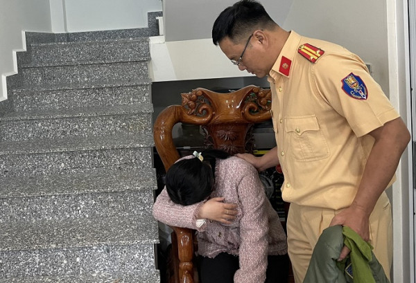 CBCS Phòng CSGT Công an tỉnh Lâm Đồng động viên thân nhân Thượng úy Lê Quang Thành. CBCS Phòng CSGT Công an tỉnh Lâm Đồng động viên thân nhân Thượng úy Lê Quang Thành.