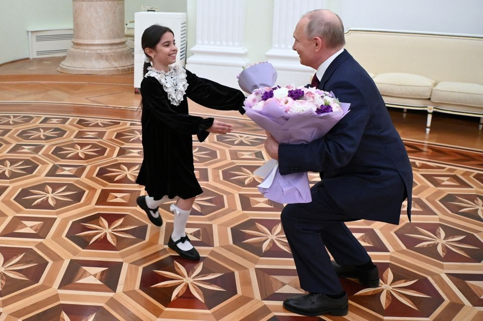 Hình ảnh ông Putin đón vị khách nhỏ tuổi tại Điện Kremlin. Ảnh: Reuters Hình ảnh ông Putin đón vị khách nhỏ tuổi tại Điện Kremlin. Ảnh: Reuters