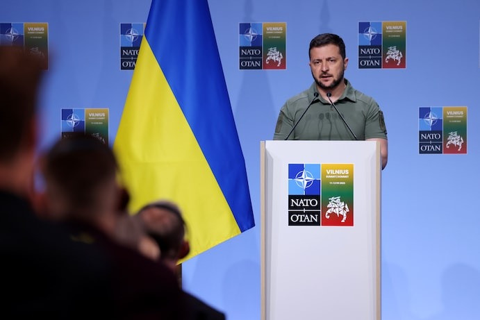 Tổng thống Ukraine Zelensky phát biểu tại cuộc họp báo ở Vilnius (Litva). Ảnh: Getty