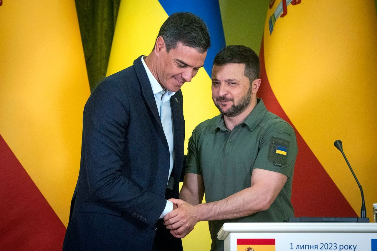 Thủ tướng Tây Ban Nha - Pedro Sanchez và Tổng thống Ukraine - Volodymyr Zelensky gặp nhau ngày 1/7. Ảnh: AP Thủ tướng Tây Ban Nha - Pedro Sanchez và Tổng thống Ukraine - Volodymyr Zelensky gặp nhau ngày 1/7. Ảnh: AP