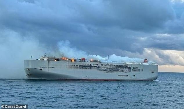 Hình ảnh về con tàu bốc cháy do lực lượng bảo vệ bờ biển Hà Lan công bố. Ảnh: Daily Mail Hình ảnh về con tàu bốc cháy do lực lượng bảo vệ bờ biển Hà Lan công bố. Ảnh: Daily Mail