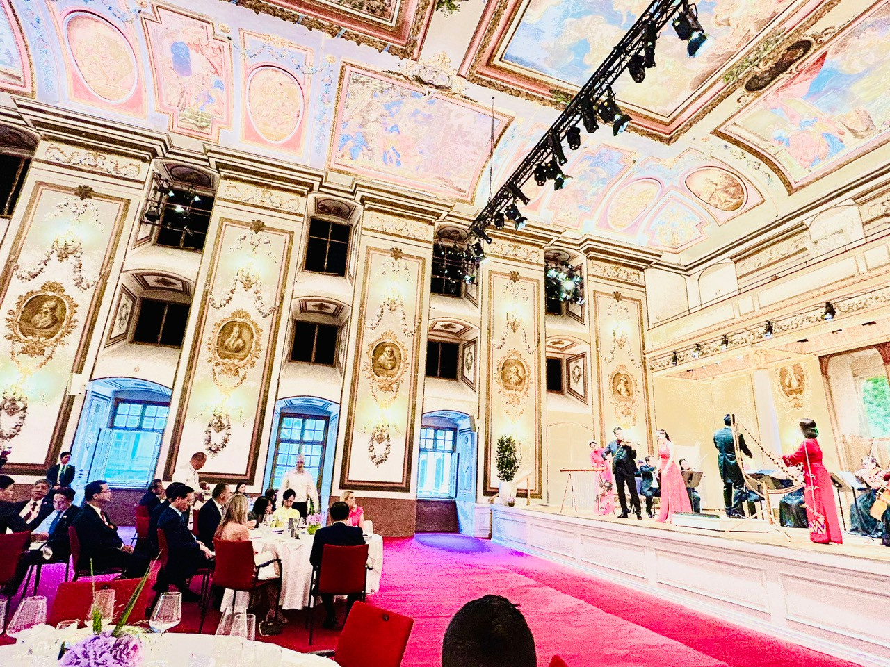 Bùi Công Duy, Khánh Ngọc cùng đàn T'rưng.