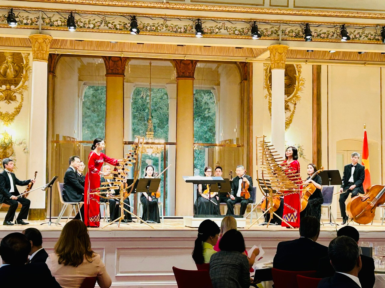 Đàn T'rưng hòa cùng các nhạc cụ âm nhạc bác học châu Âu.