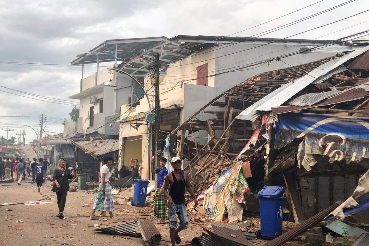 Nhiều ngôi nhà bị hư hại. Ảnh: Bangkok Post