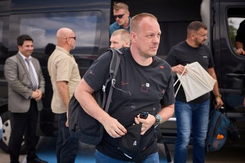 Các chỉ huy Ukraine về nước cùng Tổng thống Zelensky. Ảnh: Reuters Các chỉ huy Ukraine về nước cùng Tổng thống Zelensky. Ảnh: Reuters