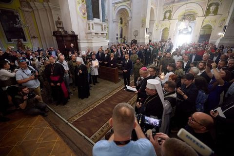 Hai tổng thống tham dự lễ tưởng niệm tại nhà thờ ngày 9/7. Ảnh: Reuters Hai tổng thống tham dự lễ tưởng niệm tại nhà thờ ngày 9/7. Ảnh: Reuters