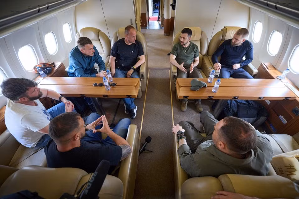 Ông Zelensky về nước cùng các chỉ huy tiểu đoàn Azov. Ảnh: Reuters