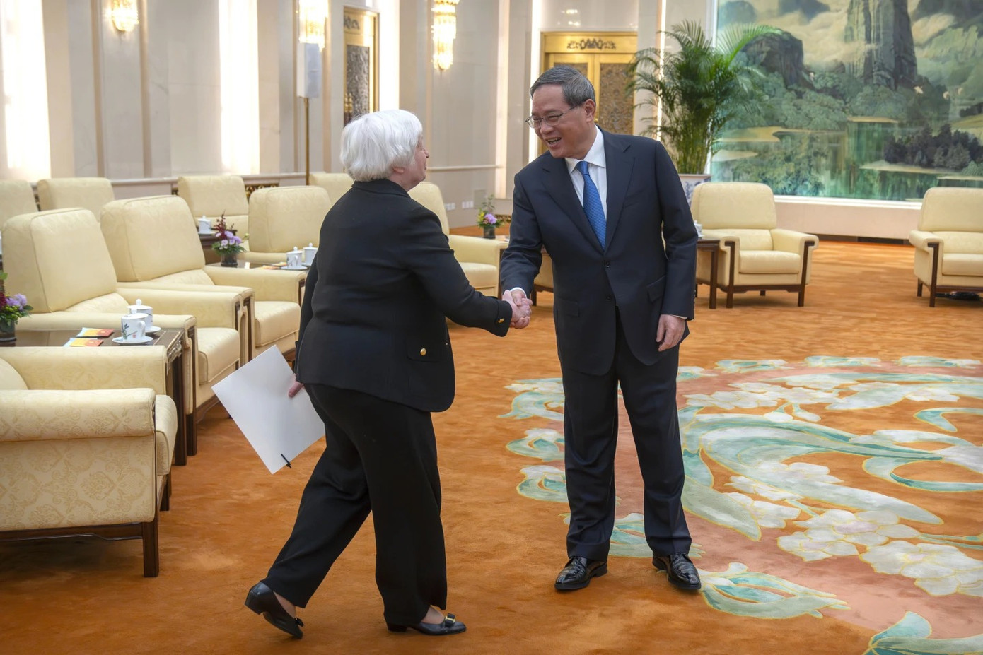 Thủ tướng Trung Quốc Lý Cường gặp Bộ trưởng Tài chính Mỹ Janet Yellen hôm 7/7. Ảnh: AP Thủ tướng Trung Quốc Lý Cường gặp Bộ trưởng Tài chính Mỹ Janet Yellen hôm 7/7. Ảnh: AP