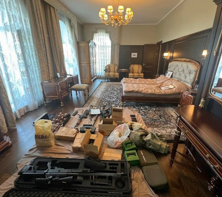 Hàng loạt súng ống được tìm thấy. Hàng loạt súng ống được tìm thấy.