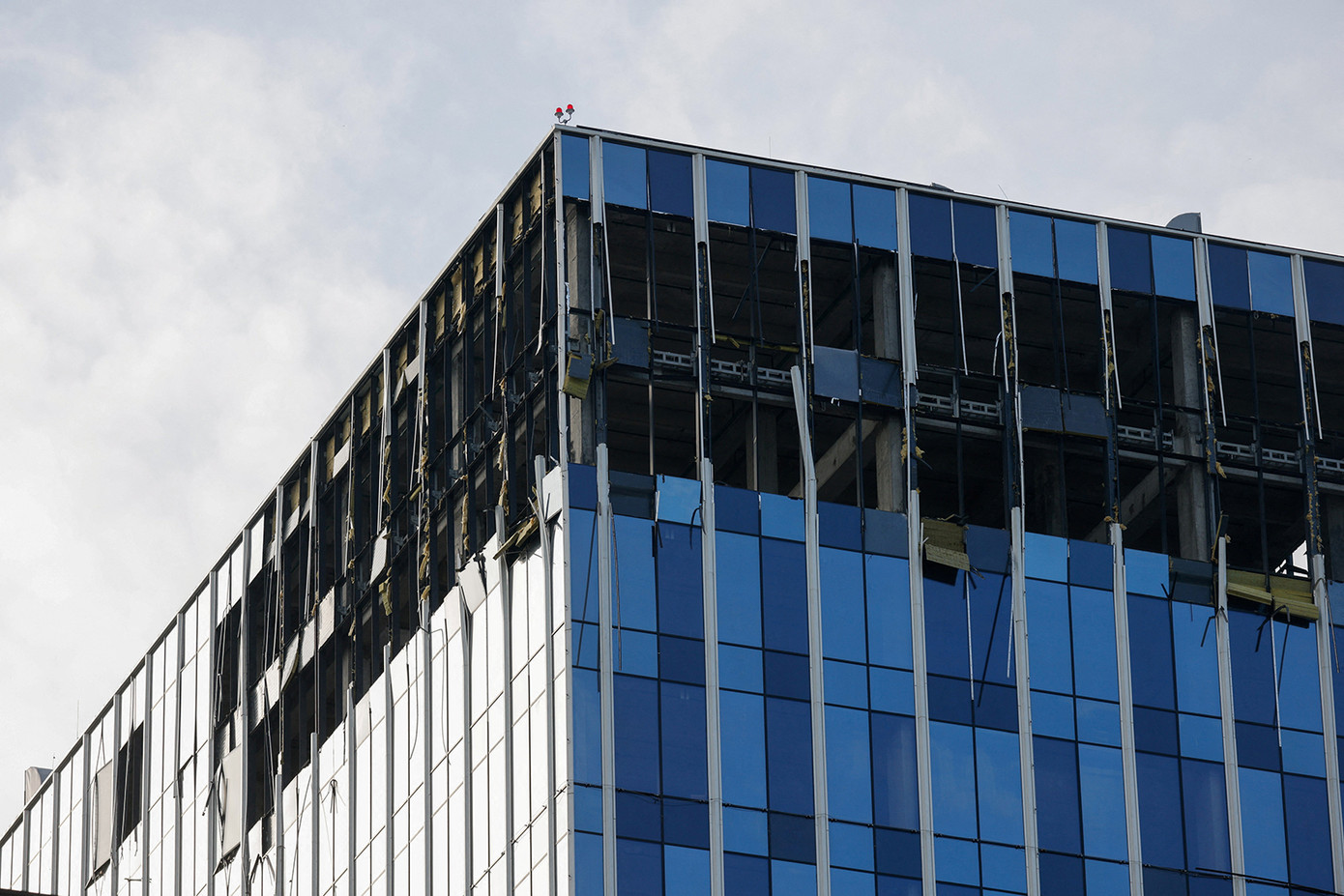 Một tòa nhà ở Mátxcơva bị hư hại trong cuộc tấn công bằng máy bay không người lái ngày 24/7. Ảnh: Reuters Một tòa nhà ở Mátxcơva bị hư hại trong cuộc tấn công bằng máy bay không người lái ngày 24/7. Ảnh: Reuters