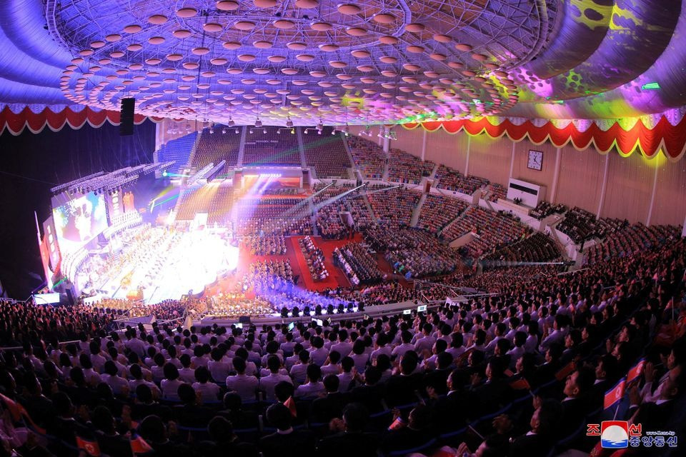 Toàn cảnh buổi biểu diễn. Ảnh: Reuters Toàn cảnh buổi biểu diễn. Ảnh: Reuters