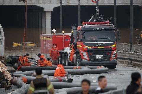 Công tác cứu hộ dưới đường hầm ngập nước. Ảnh: Reuters Công tác cứu hộ dưới đường hầm ngập nước. Ảnh: Reuters