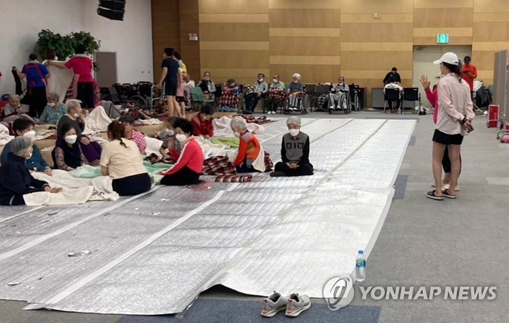 10.570 người đã phải sơ tán khỏi nhà do ngập lụt. Mưa lớn cũng đã làm hư hại 628 cơ sở công cộng và 317 tài sản tư nhân khác, bao gồm 146 con đường bị sập hoặc bị cuốn trôi, 139 ngôi nhà bị ngập nước. Ảnh: Yonhap