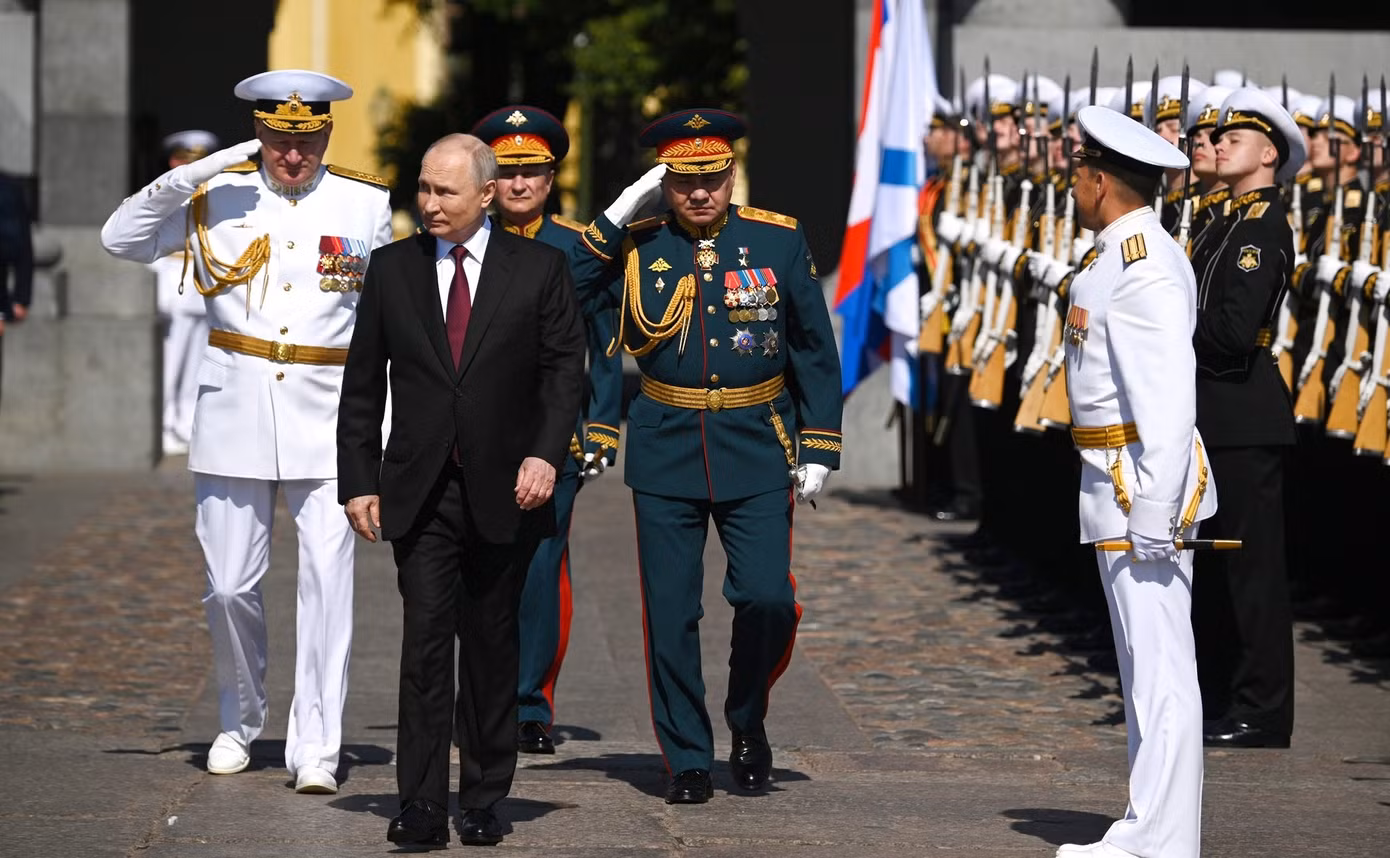 Tổng thống Nga Putin tại cuộc duyệt binh hải quân. Ảnh: Tass