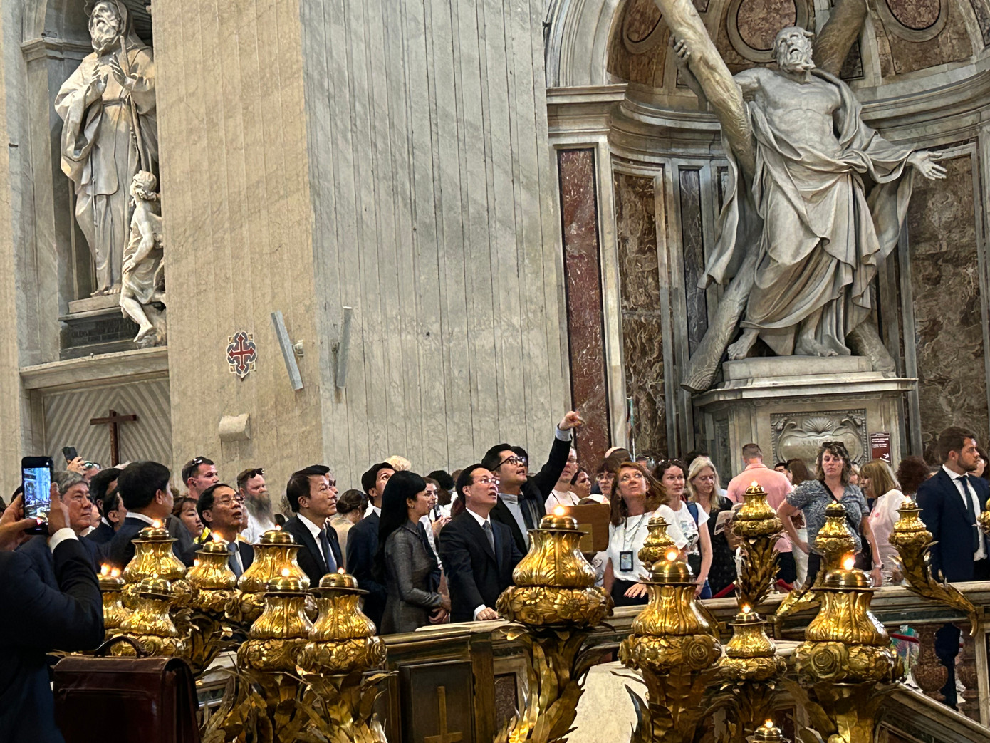 Chủ tịch nước Võ Văn Thưởng và Đoàn Việt Nam thăm Nhà thờ Thánh Peter ở Vatican. Ảnh Lê Xuân Sơn