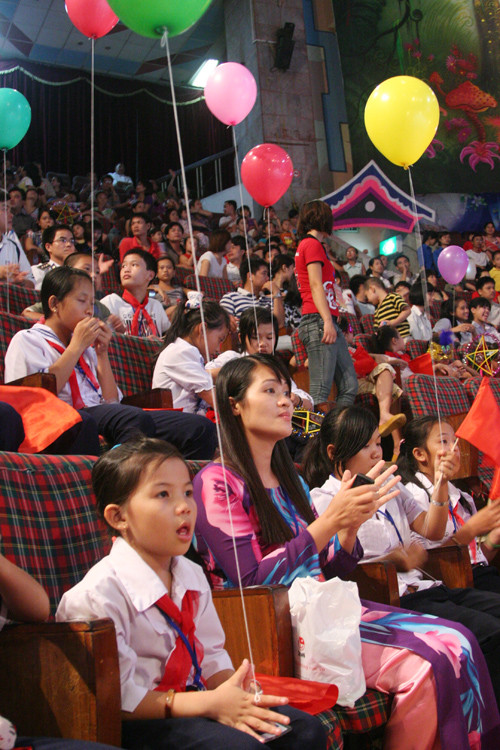 Đêm hội có sự tham gia của nhiều em nhỏ đến từ các huyện đảo.