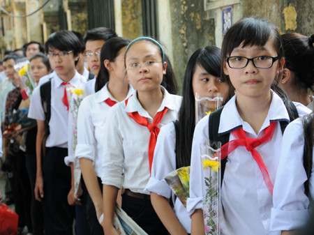 Nhiều trường học cũng tổ chức cho các em học sinh tới viếng Đại tướng