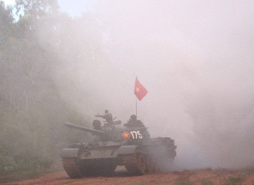 Xe tăng tiến công triển khai đội hình xung phong