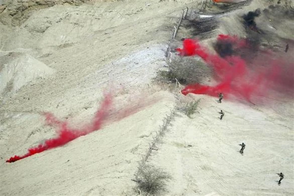 Khói lửa ở vùng Hormuz. 