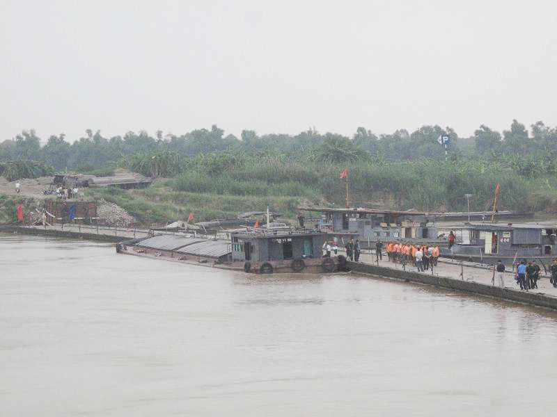 Hiện trường vụ đâm tàu vào cầu phao. Ảnh: Nguyễn Tú